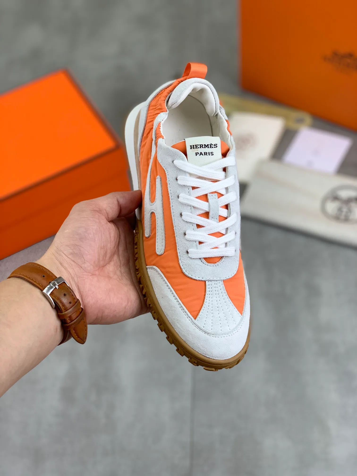 Men's men's shoes 💰P580 new top version original order Hermes Hermès couple 🧑‍🤝‍🧑 style Drift Sneaker autumn new casual sports shoes original purchase development and production H family men's classic series technical breathable fabrics with cowhide casual sports shoes casual sports dad shoes combine high-tech breathable materials and cowhide, H family exclusive button decoration on the side The outsole is full of H italic design and bright colors to show vitality and continue the brand design inspiration. Stroll around the city lightly and feel free and comfortable. Exquisite packaging at the delivery counter 🛍📦 ▪️Fabric: original customized breathable material + first layer of cowhide ▪️Inner lining: cowhide feet ▪️Outsole: molded and evacuated PU+TPU material ▪️Size: Female 34-40 (41 customized) Male 39-45 8️⃣ colors available Premium packaging